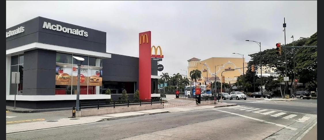 Mega Suite Junto Al San Marino Shopping Guayaquil Extérieur photo